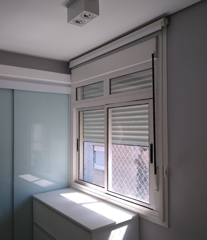 Janela acústica de correr com persiana e 02 módulos fixos 01