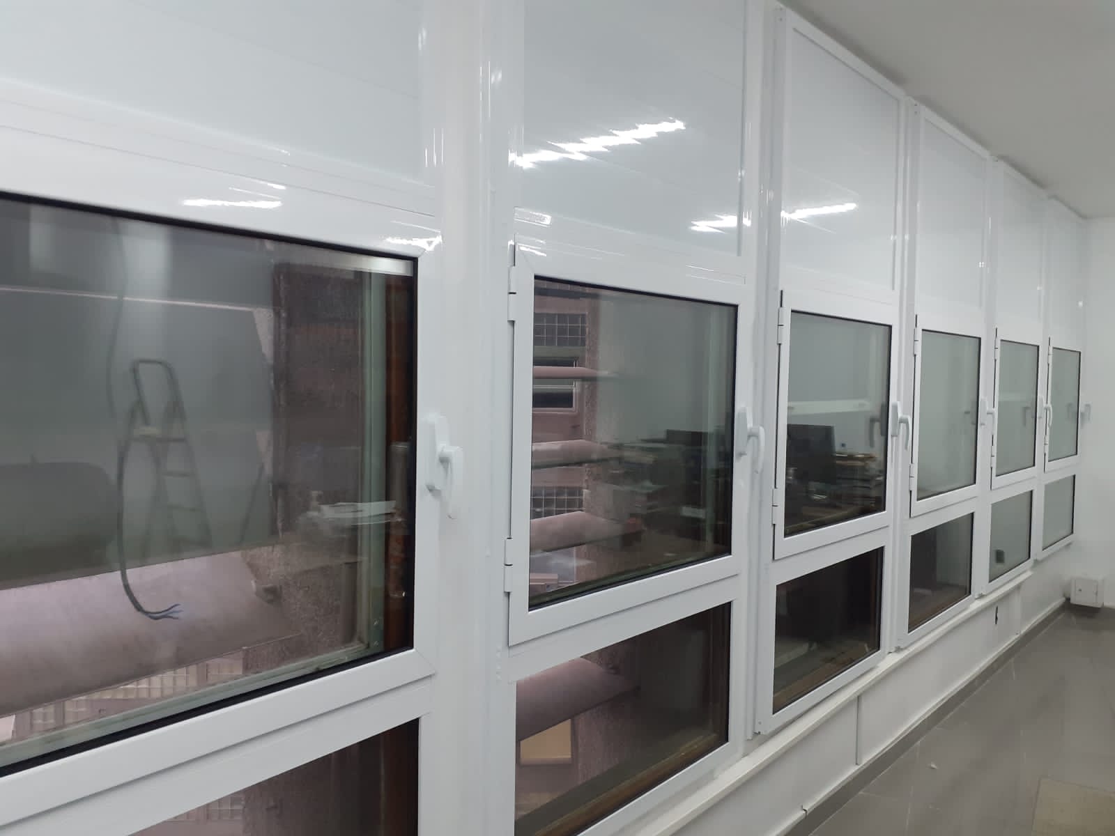 janelas de giro com vidro fixo e lambril 01