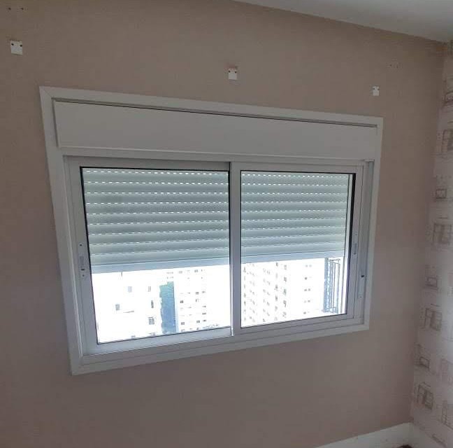 Janela com persiana integrada em residência