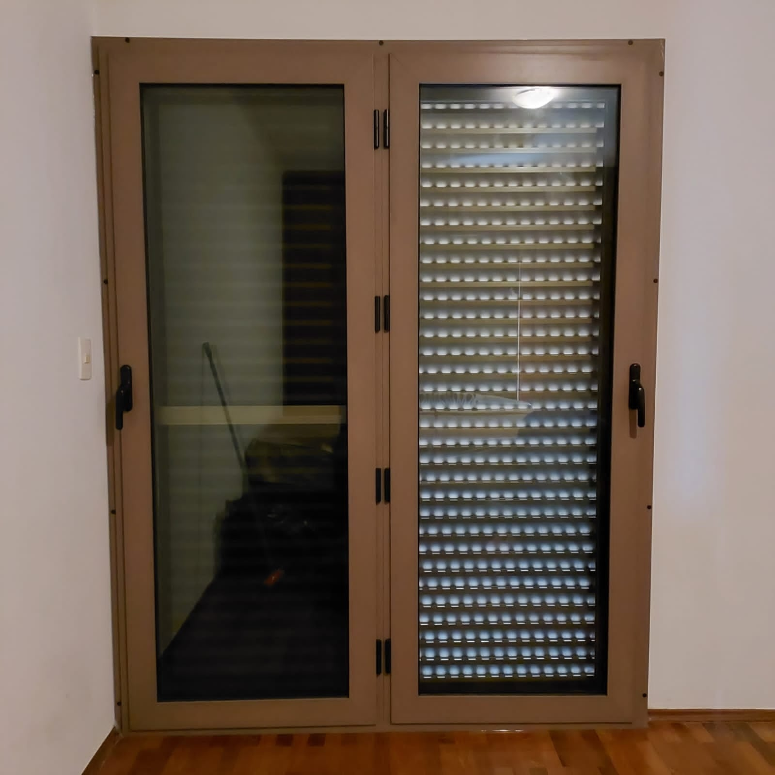 Porta acústica de giro lateral 01