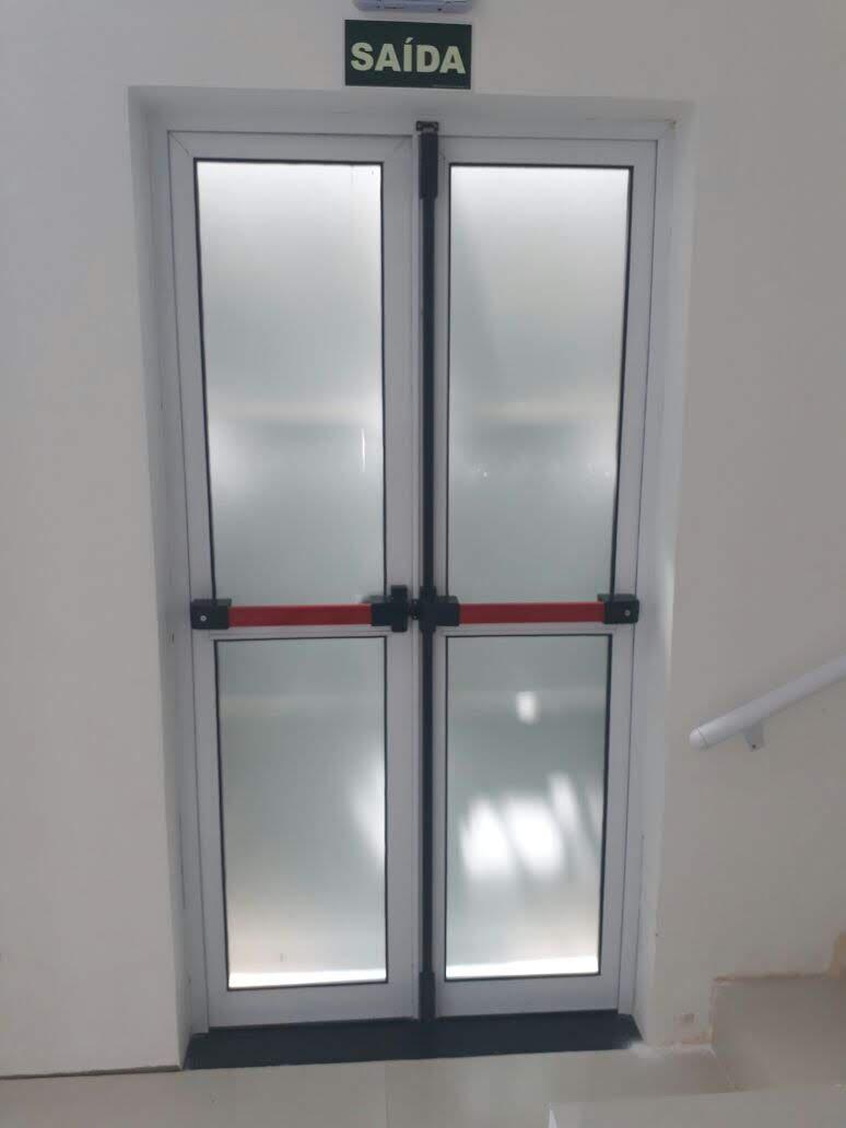 Porta antirruído de giro total com barra antipânico