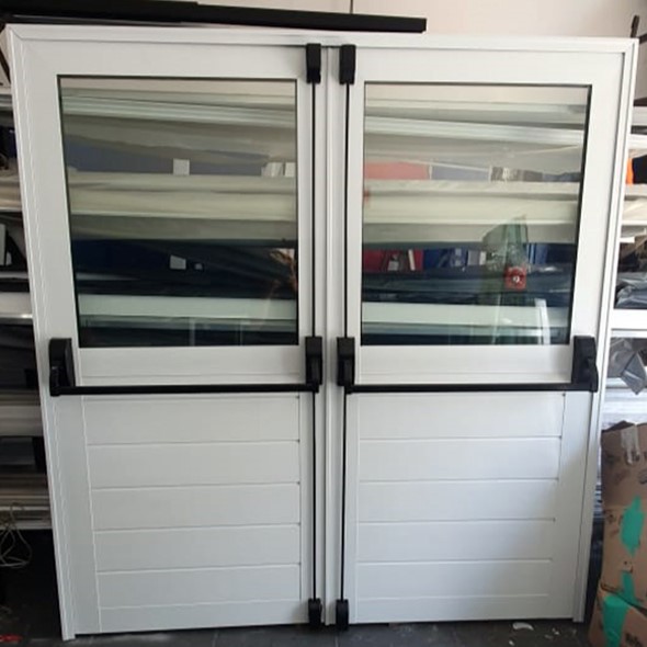 Porta antirruído em lambril com barras antipânico 01