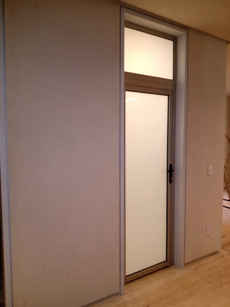 Porta antirruído com vidro fixo na parte superior 02