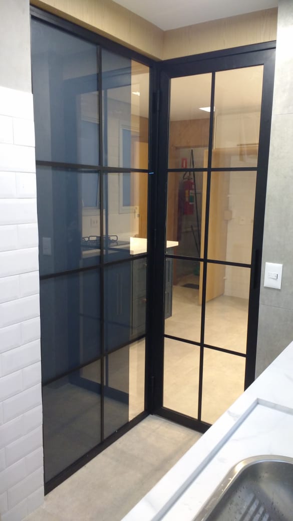 Porta antirruído de giro com travessa falsa 01