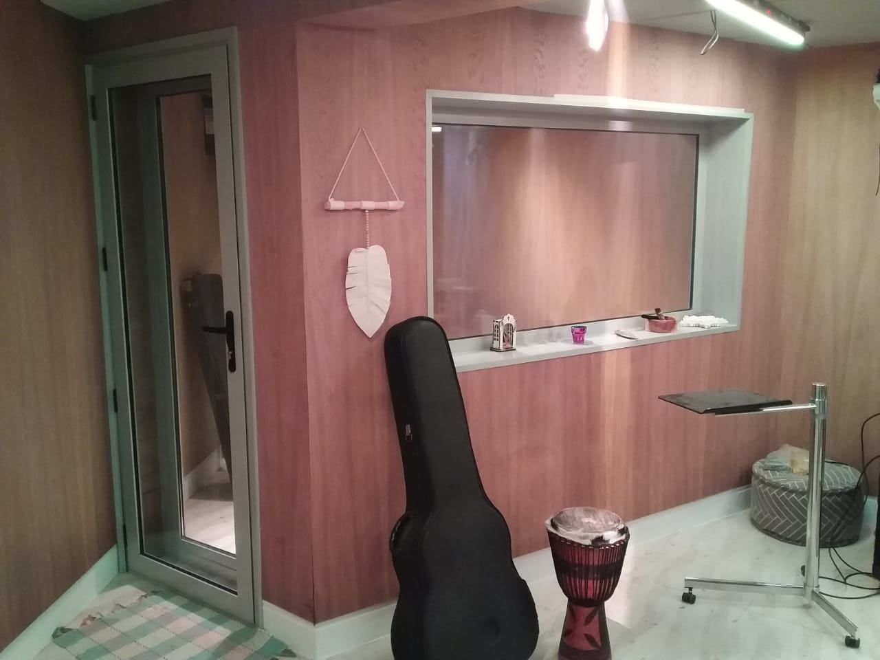 Porta e vidro fixo para estúdio